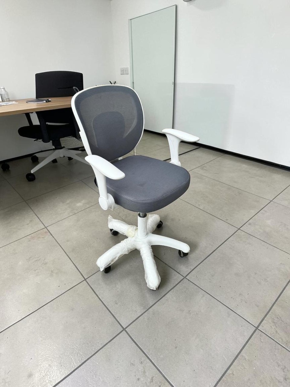 Ergonomic Mesh Office Chair White and grey ergonomic mesh office chair with armrests and swivel wheels