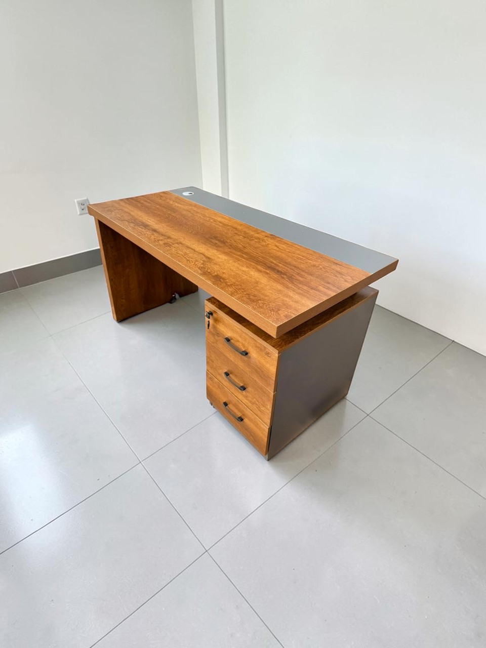 1.4m Executive Office Desk 1.4m executive office desk with modern design and spacious wooden tabletop