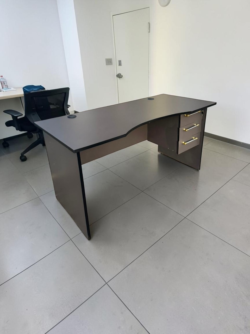 1.4m Executive Office Desk 1.4m executive office desk with three drawers